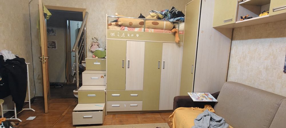 Шкаф с кроватью на втором ярусе