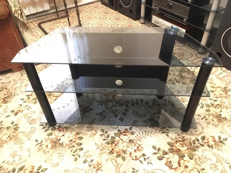 Стеклянная тумба для тв