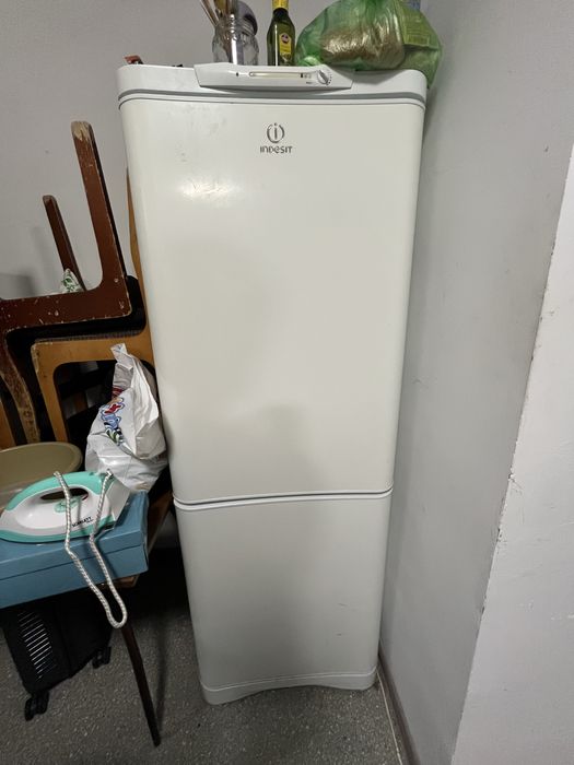 Двухкамерный холодильник.