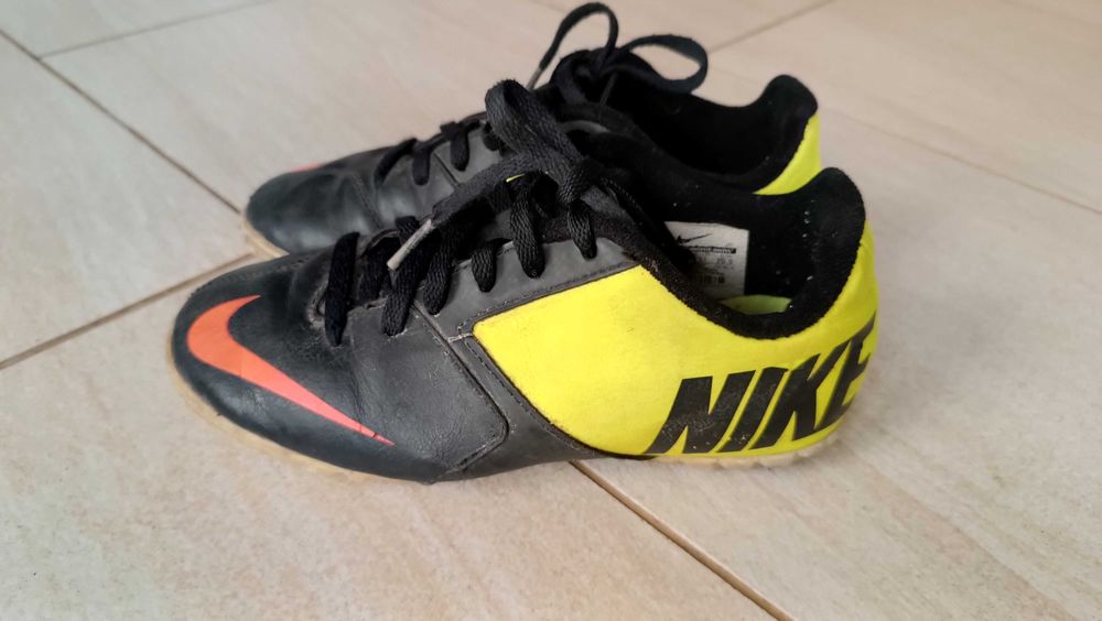 футболни обувки гъсенички бутонки Nike