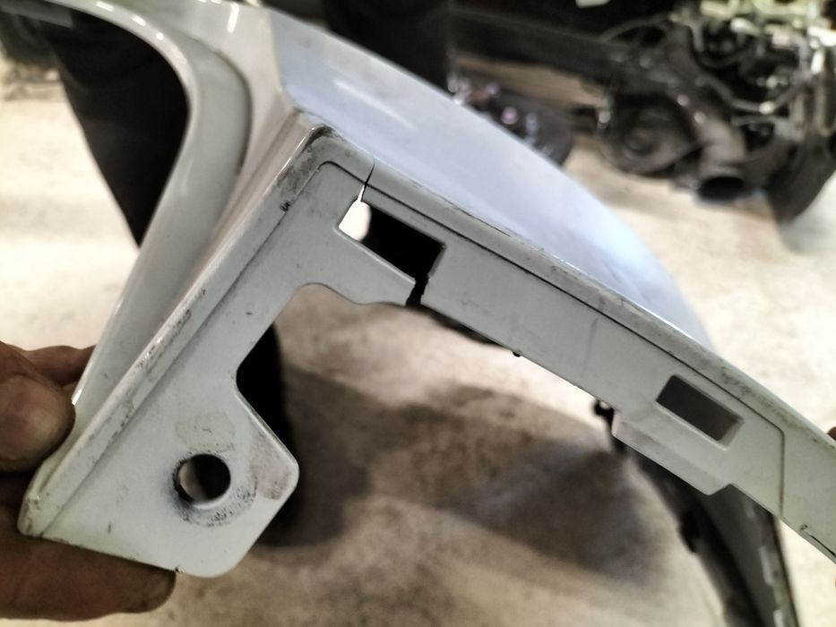 Необорудвана задна броня със Забележки Tesla Y 2024г.