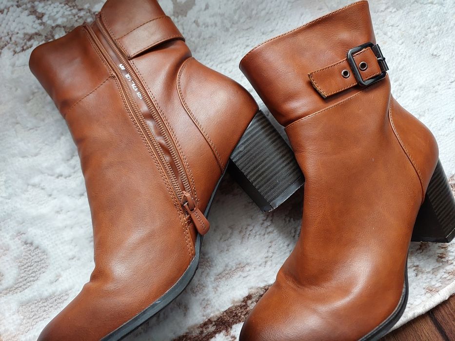 Срочно продам женские ботинки