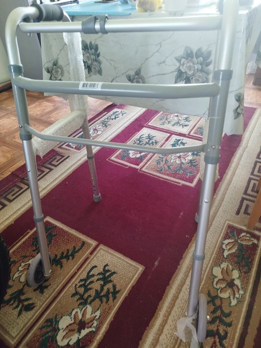 Продам ходунки для взрослых Высота регулируется Есть колесики и ножки