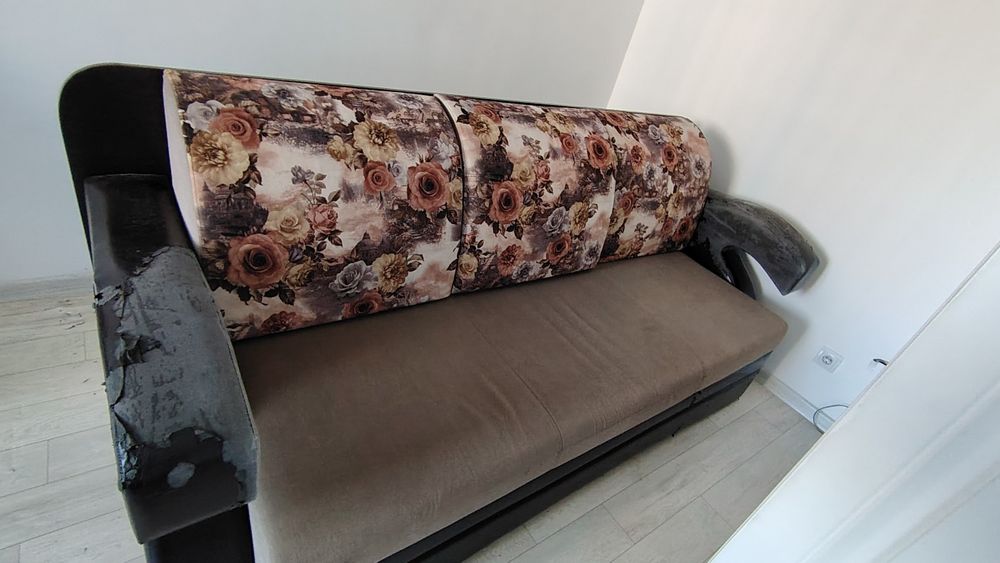 Продаётся б/у. Раскладной диван-стол.