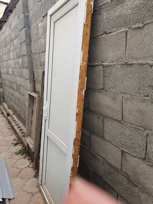 Дверь пластиковая  бу