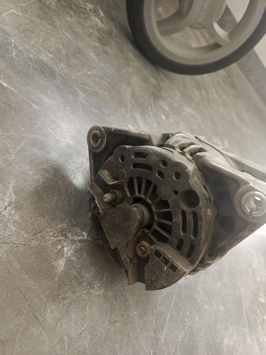 Продается генератор от опель омега б 2.6