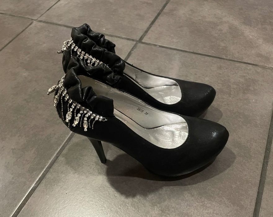 Обувки с висок ток