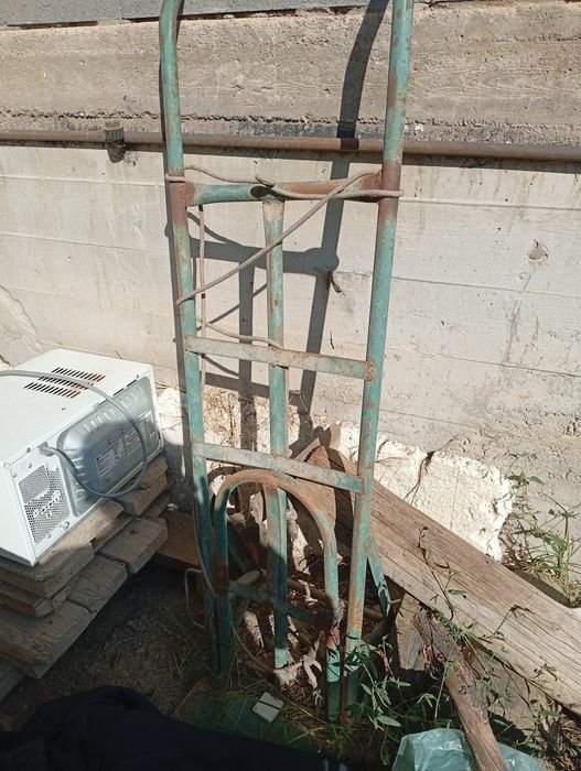 Продам  2 Тележки  крепкие ,