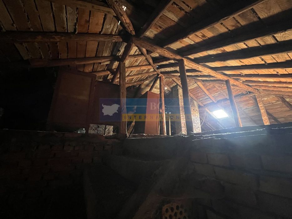 Къща с двор 760 кв.м_лице на 3 улици