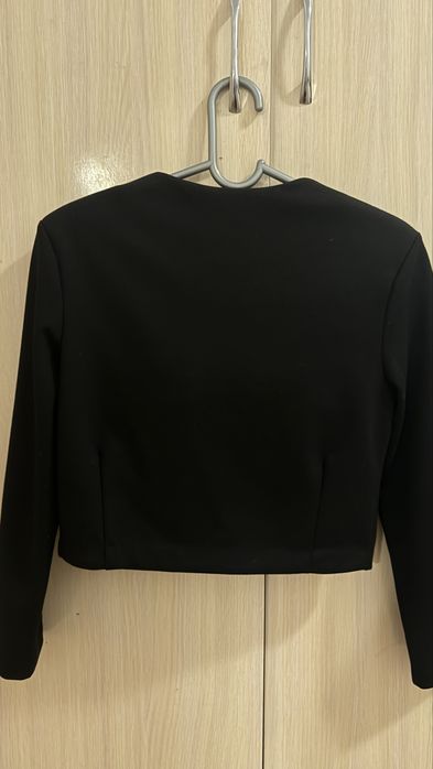 Укороченный черный пиджак