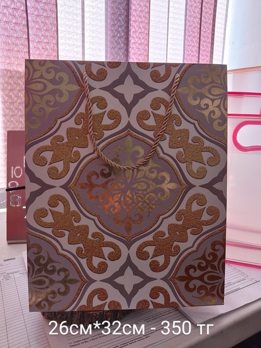 Подарочные бумажные пакеты