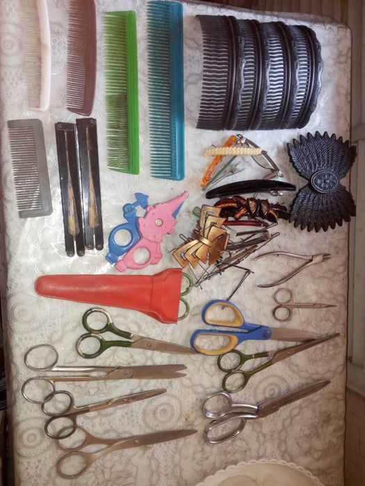 Продаю ножницы, расчески и заколки