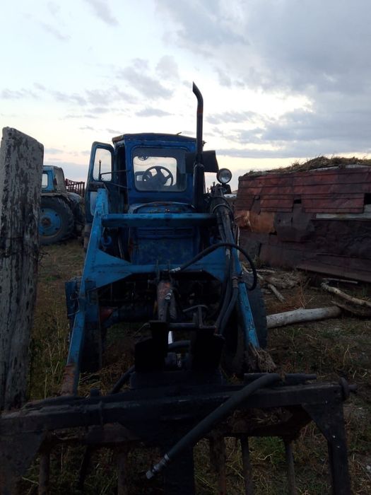 Трактор на ходу