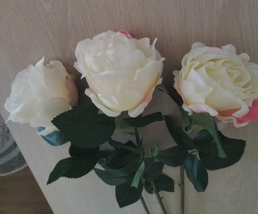 Set de 3 ramuri artificiale de trandafiri cu flori albe