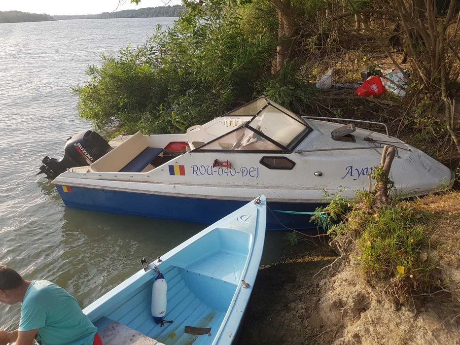 Barca cabinata cu motor SUZUKI 70 si peridoc