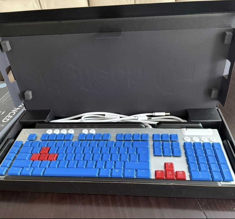 Клавиатура Logitech G815 + цял пакет бели резервни клавиши
