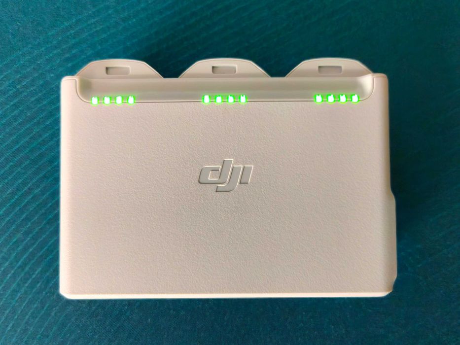 DJI NEO Fly More Combo - Дрон с дистанционно, хъб с 3 батерии, кутия и резервни части