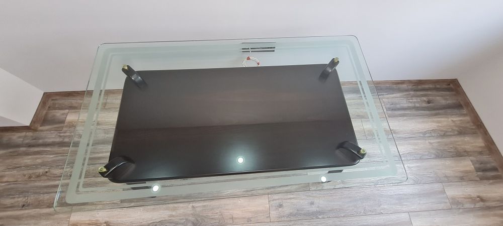 Стъклена трапезна маса