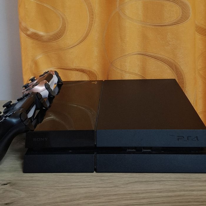 PlayStation 4 + 2 controllere | Funcționează perfect | Curățat recent