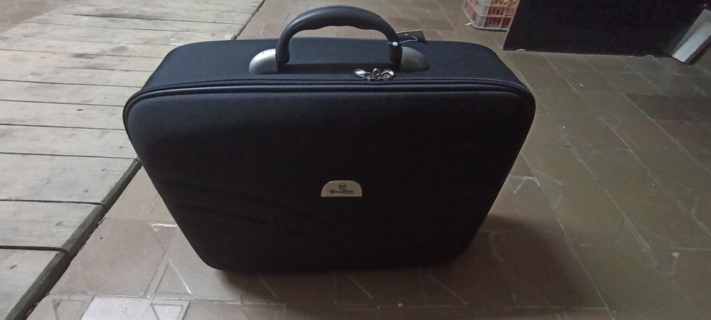 Продам кейсы маленькие и большие