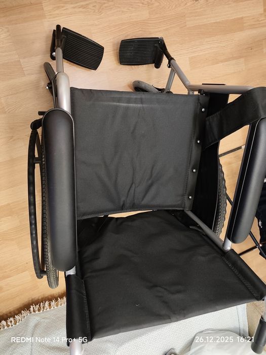 Инвалидная коляска и ходунок