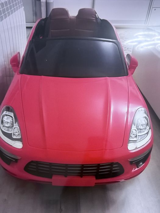 Продам детскую красивую машину новая на пульте марка porshe