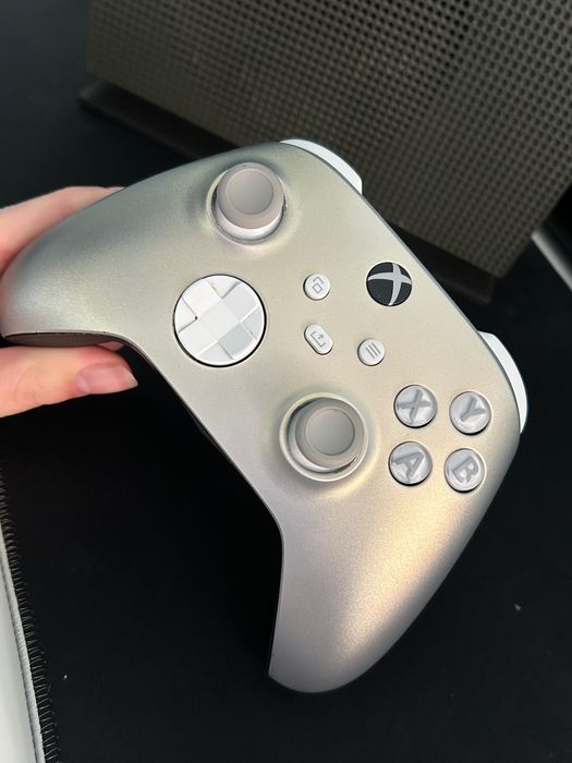 XBOX ONE S 1TB + Doua controllere