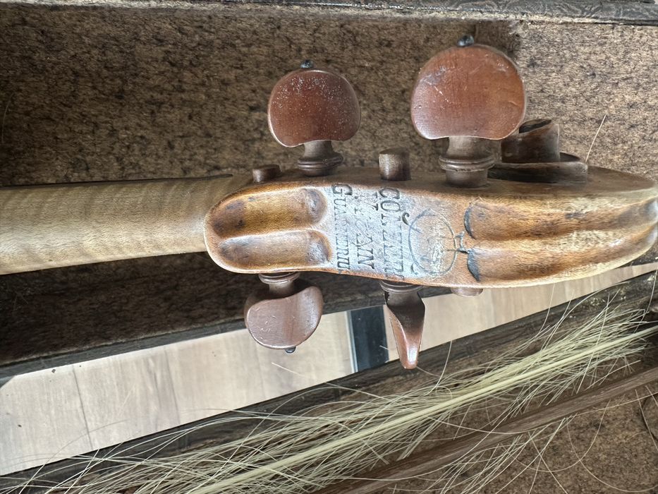 Vand vioara. Stare originala fara restaurare.