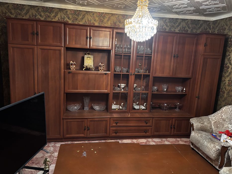 Продам стенку и люстры