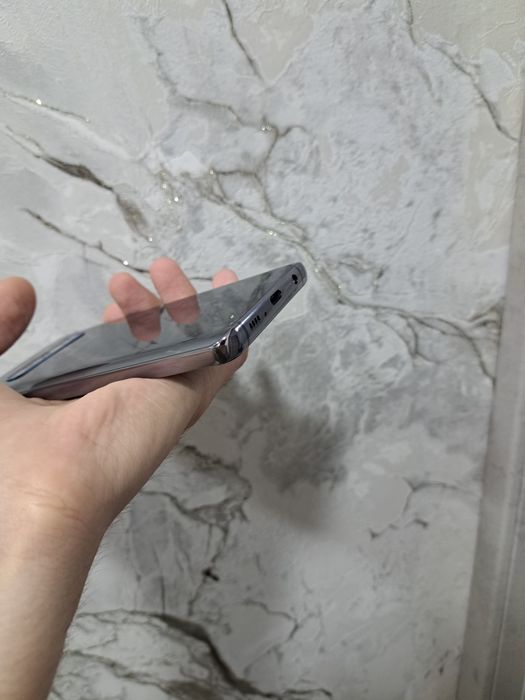 Продам Samsung Galaxy S10 память 8/128gb работает отлично