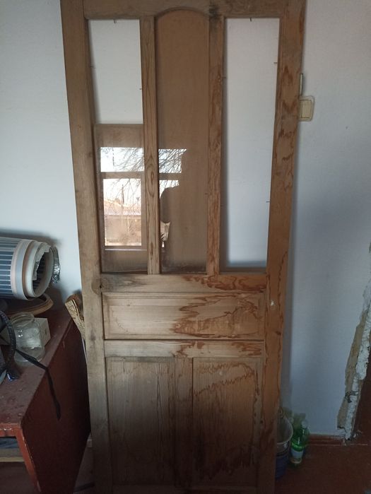 Yogʻoch eshi sotiladi.