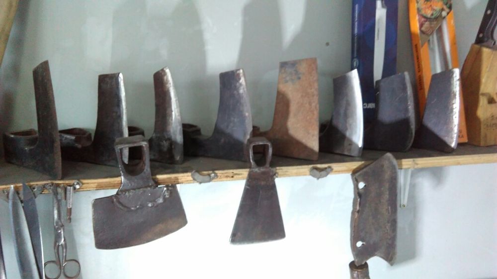 Продавам домашни инструменти.Лозарска ножица,тесла,клещи за арматура.