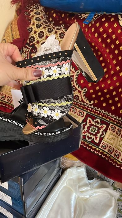 Slapi cu toc eleganți