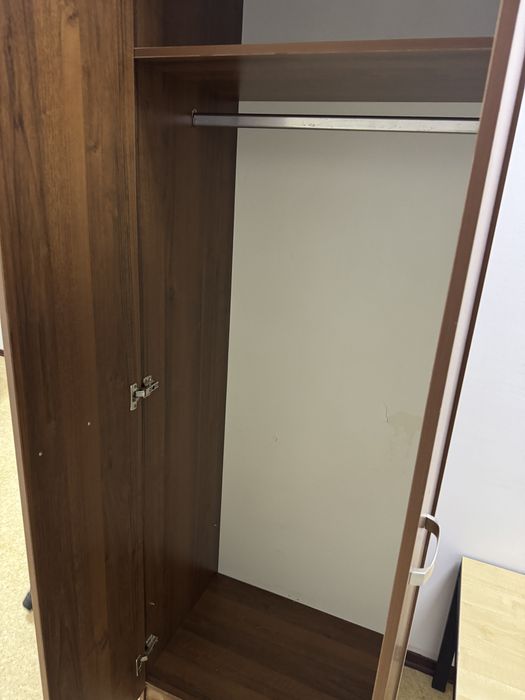 Офисная мебель (столы, шкафы)