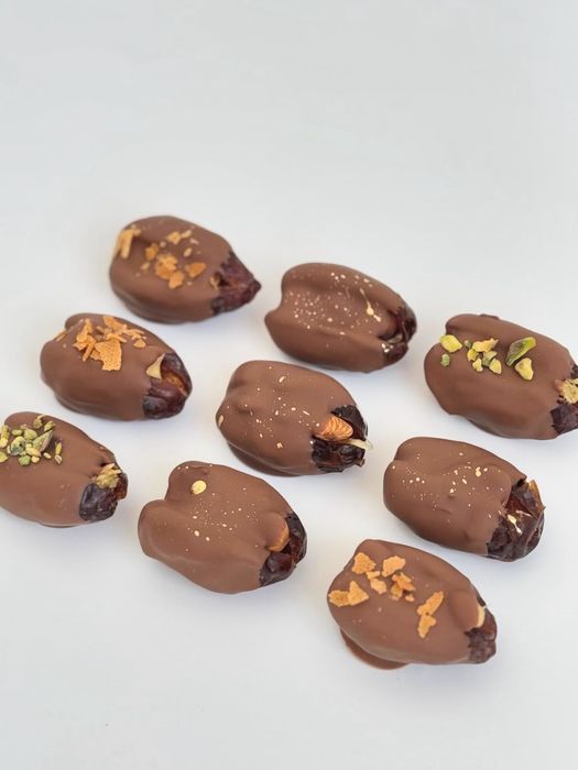 Клубника и финики в шоколаде