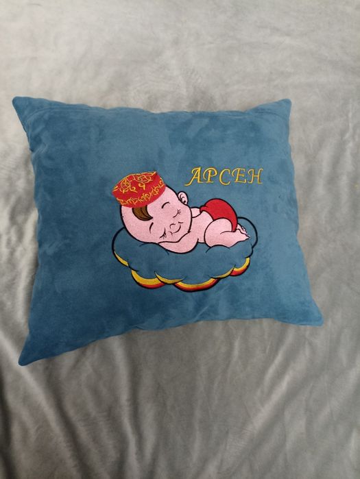 Подушки с вышивками,