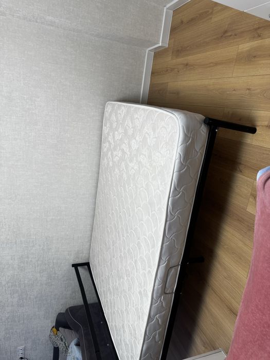 Кровать с матрасом