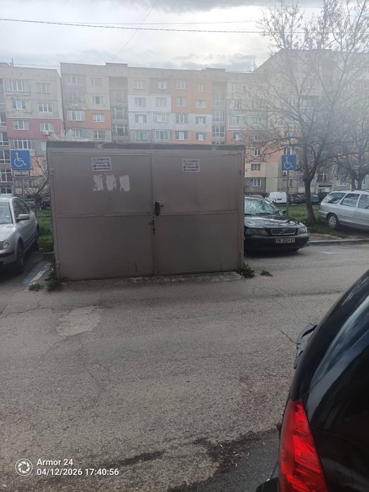 Масивен бетонен гараж