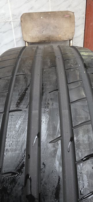 Гуми 2бр  225/35/20  - 1бр  - 115 евро