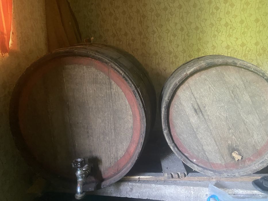 2 butoaie vin si o tocitoare