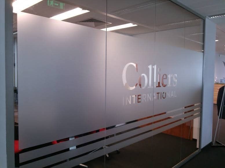 Брандиране на витрини, офиси и търговски обекти