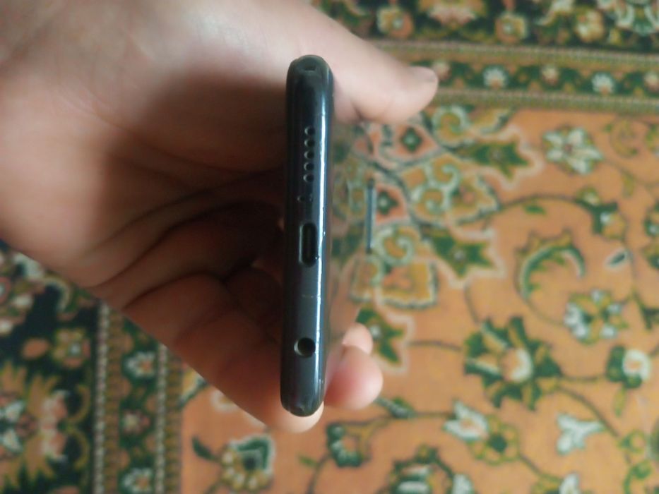 Poco x3 pro sal qirilgan joylari bor