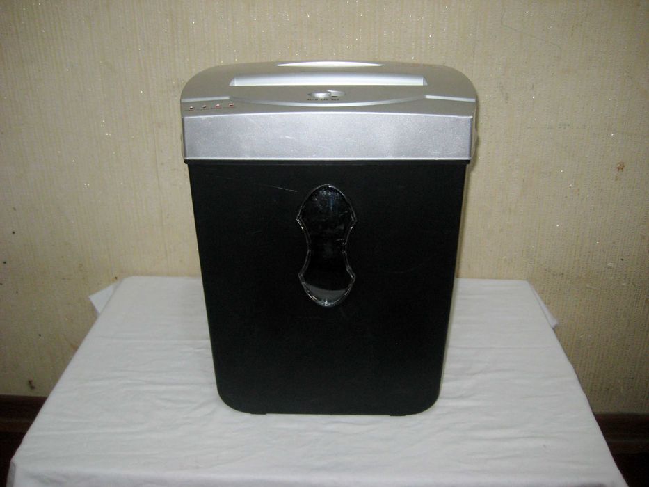 Уничтожитель бумаг и диск 15лт оригинал HSM отличном рабочим состоянии