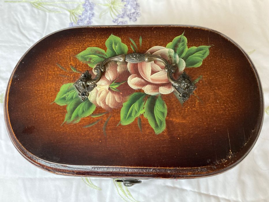 Красива дървена кутия