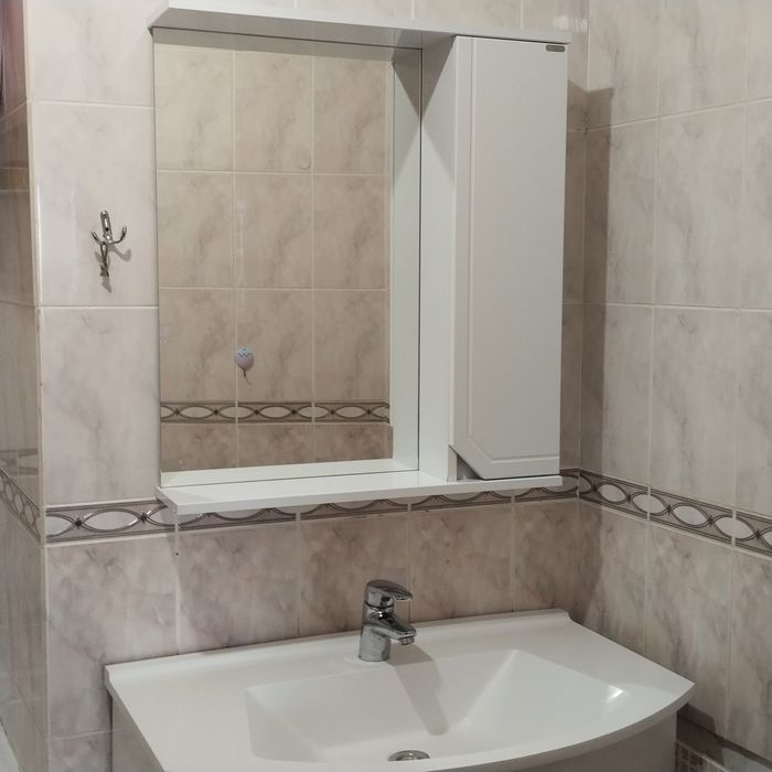 Раковина с тумбой и зеркало