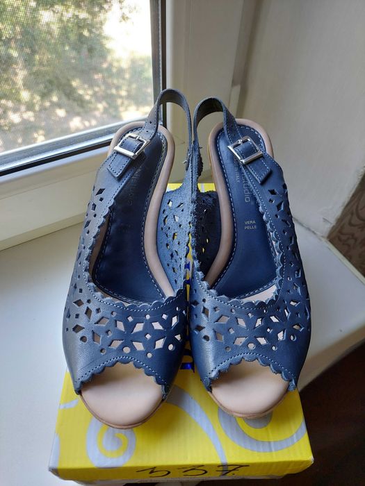 Босоножки новые продаю