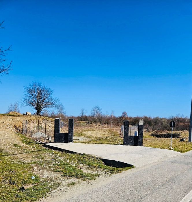 Teren intravilan 2300 mp, intabulat, împrejmuit, cu utilități, deschidere la drumul principal