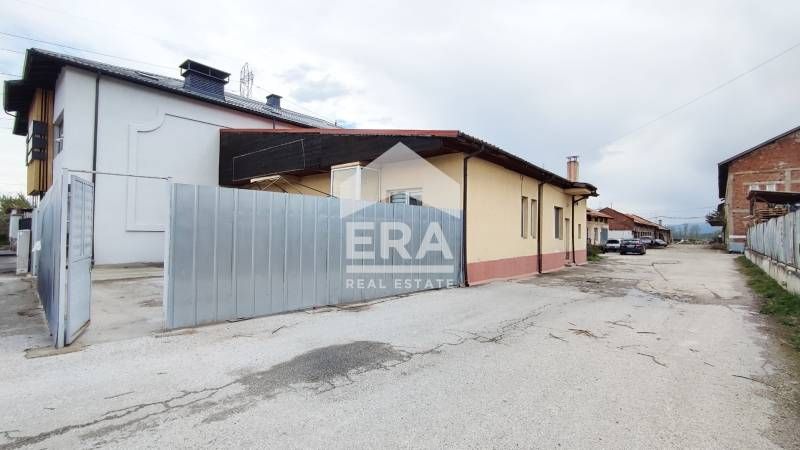 Сграда с разработен бизнес в гр. Банско