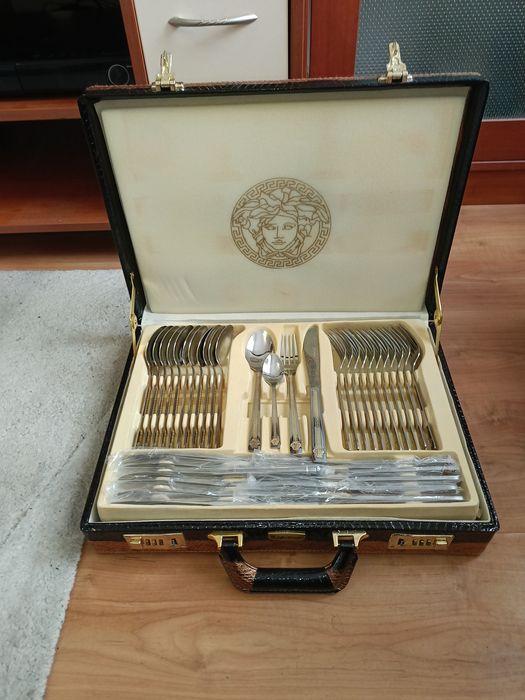 Посудана на Versace чисто нова .