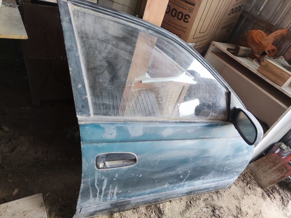 Продается б/у дверь на Toyota Carina E.